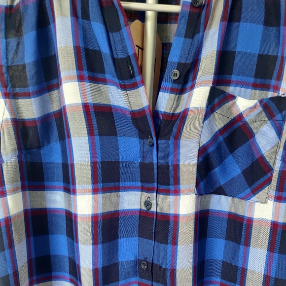 NWT - sleeveless shirt - Picture 2 of 9